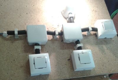 11 Instalación de 1 lámpada con arranque-apagamento alternativo mediante 3 conmutadores (1 conmutador de cruzamento) 
