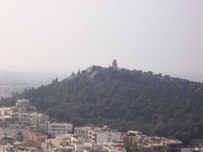 ATENAS. Colina de Filopappos
Tamén coñecida como a colina das Musas, a colina de Filopappos, cuberta de piñeiros e cipreses, e situada ao sudoeste da Acrópole, é un lugar agradable para pasear, con magníficas vistas da Acrópole, das chairas da Ática e do golfo Sarónico.
