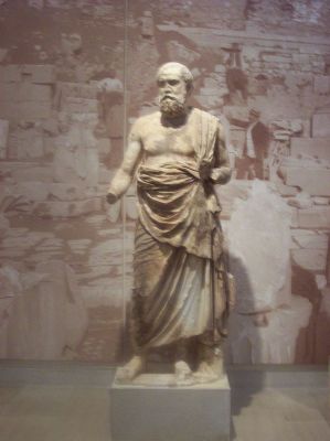 DELFOS. Museo Arqueolóxico.
Esta estatua reprsenta unha persoa de idade, se cadra algún filósofo ou sacerdote de Apolo. Século III aC.
