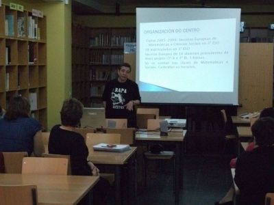 Información sobre seccións bilingües
Hoxe no 1º e 2º recreo, na biblioteca do centro, a profesora do departamento de Ciencias Sociais,-Geografía e Historia, Clara Cristela Rodríguez Núñez infórmonos de todo o referente ás seccións bilingues nos centros de ensino secundario.
Esta mesmas explicacións e informacións serán dadas no claustro de profesores e no consello escolar do mes de abril co fin de poder solicitar unha sección bilingue para 3º de ESO no curso 2012-13
Palabras chave: actividade cultural