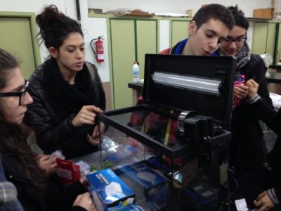 Unha cebra na Auga
Alumnado de 4º ESO C (coordinado pola profesora do departamento de Ciencias Naturais, Pilar Antelo Docampo), montando a peceira no laboratorio de Bioloxía
Palabras chave: actividade educativa