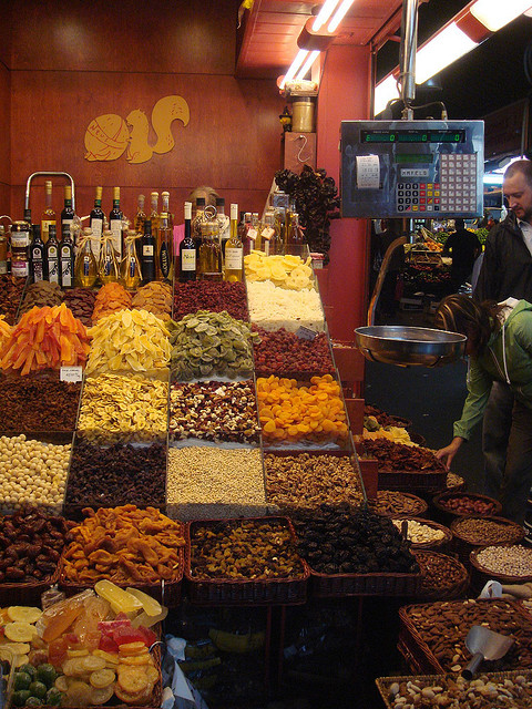 Imagen de un puesto de venta de alimentos al peso. 