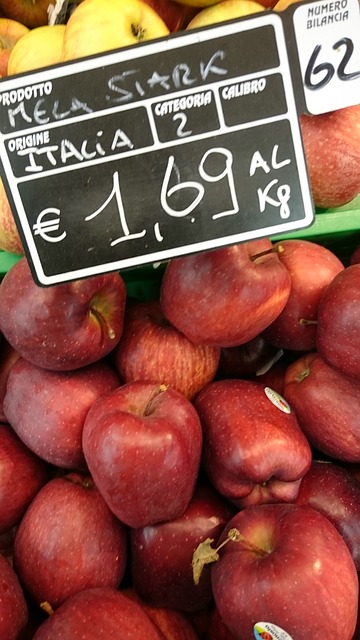 Manzanas en el supermercado con rótulo indicando precio por quilo