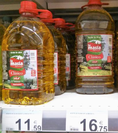 Imagen de garrafas de aceite de distinto tamaño en el supermercado