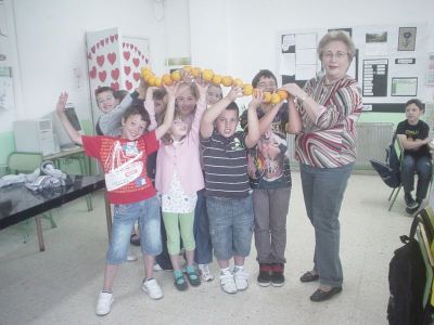 A clase de 3º foi a encargada de facer os colares de laranxas
