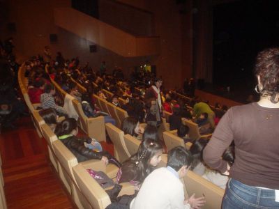 No teatro desfrutando do espectáculo de música e percusión de ODAIKO nas escolas
