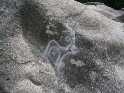 Petroglifo que Anxo debuxou nas rochas do patio.
