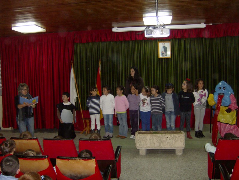 Rrepresentando "O gato lambón" no salón de actos
Representamos xunto cos alumn@s de 2º B o conto para os compañeiros do ciclo (1º e 2º) e os nenos de Infantil
