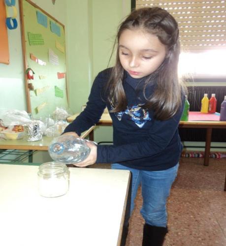 niña plantando