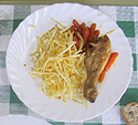 Prato con zanco de polo, patatas fritas e pementos