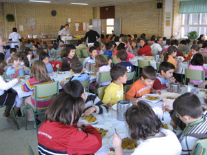 Alumnos e alumnas do centro no comedor escolar
