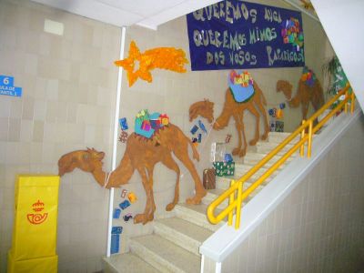 camelos baixando polas escaleiras do cole
