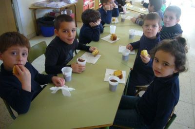 tomando chocolate quente e biscoito
