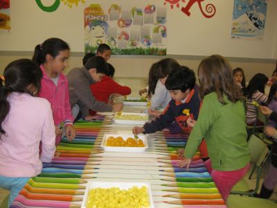 Alumnado de 3º preparando as brochetas de froita
