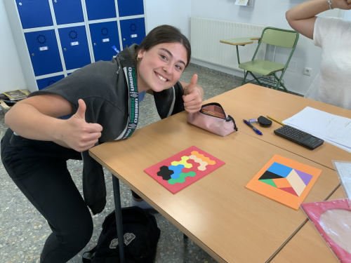 Carla Carneiro feliz tras resolver un puzzle xeométrico.