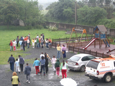 Evacuando baixo a chuvia
