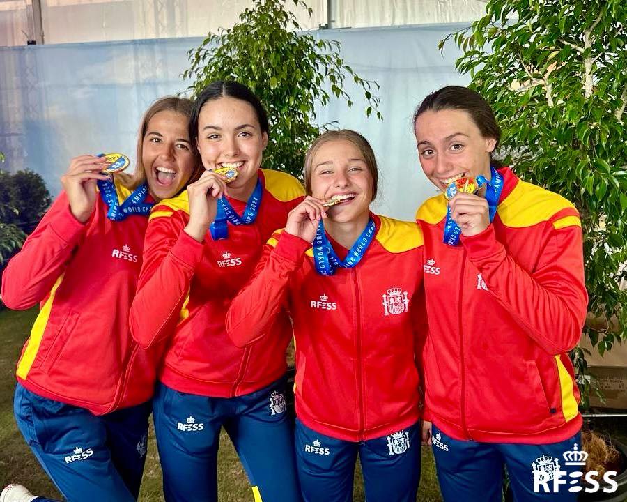 Foto das campioas coas súa medalla de ouro