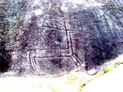 Petroglifo dos Mouchos - 
Retocado para realzar as formas
