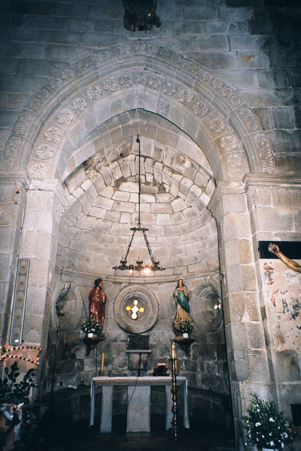 Foto del ábside de la iglesia de Santa María de Castrelos en Vigo desde su arco triunfal.