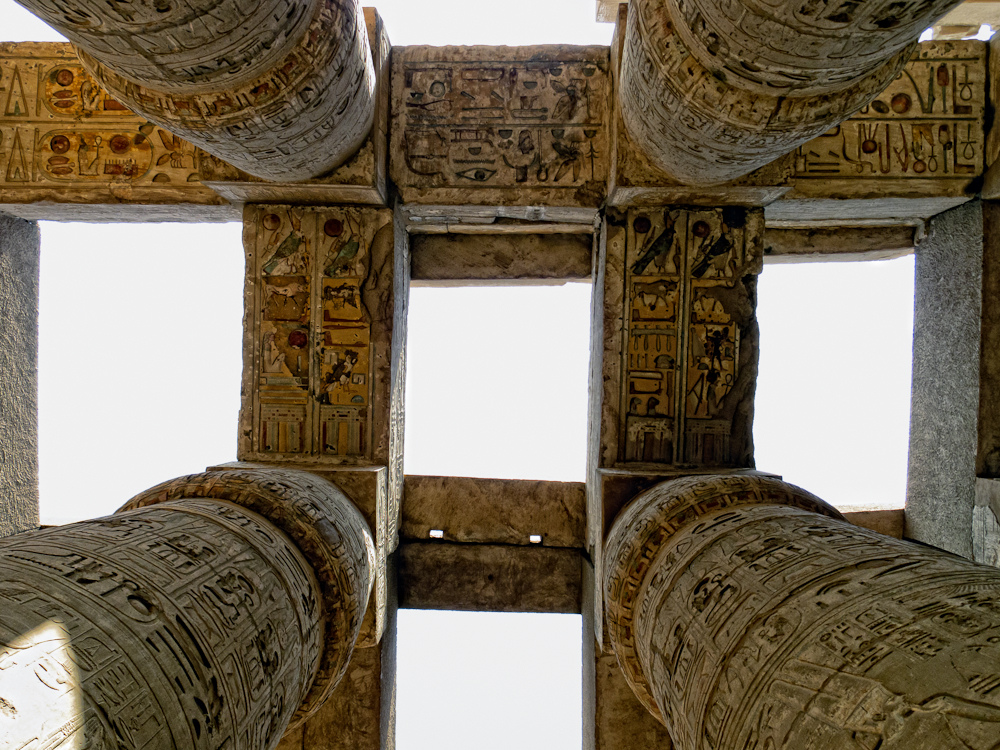 Foto de las columnas y los dinteles del templo de Karnak en Egipto.
