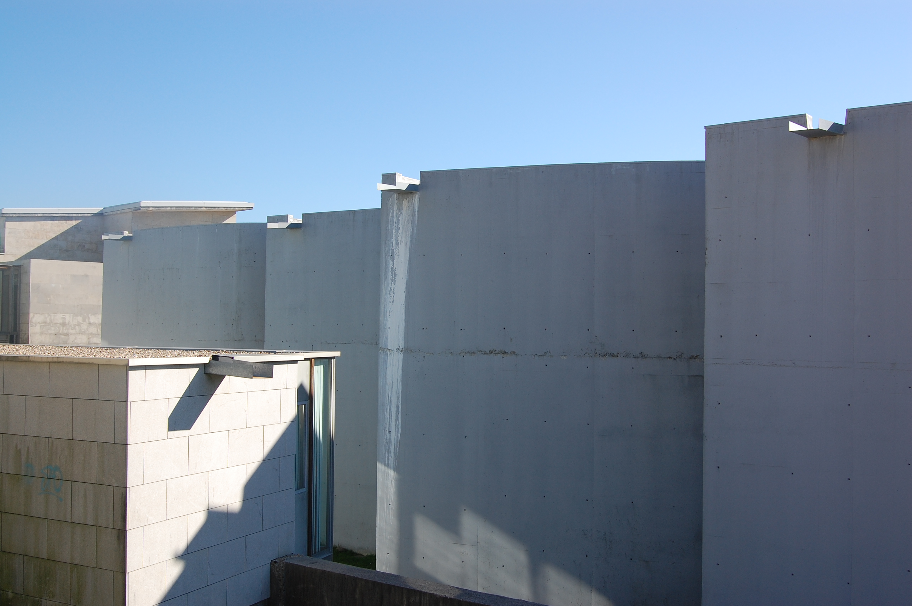 Imagen del exterior de un edificio con muros de hormigón armado.