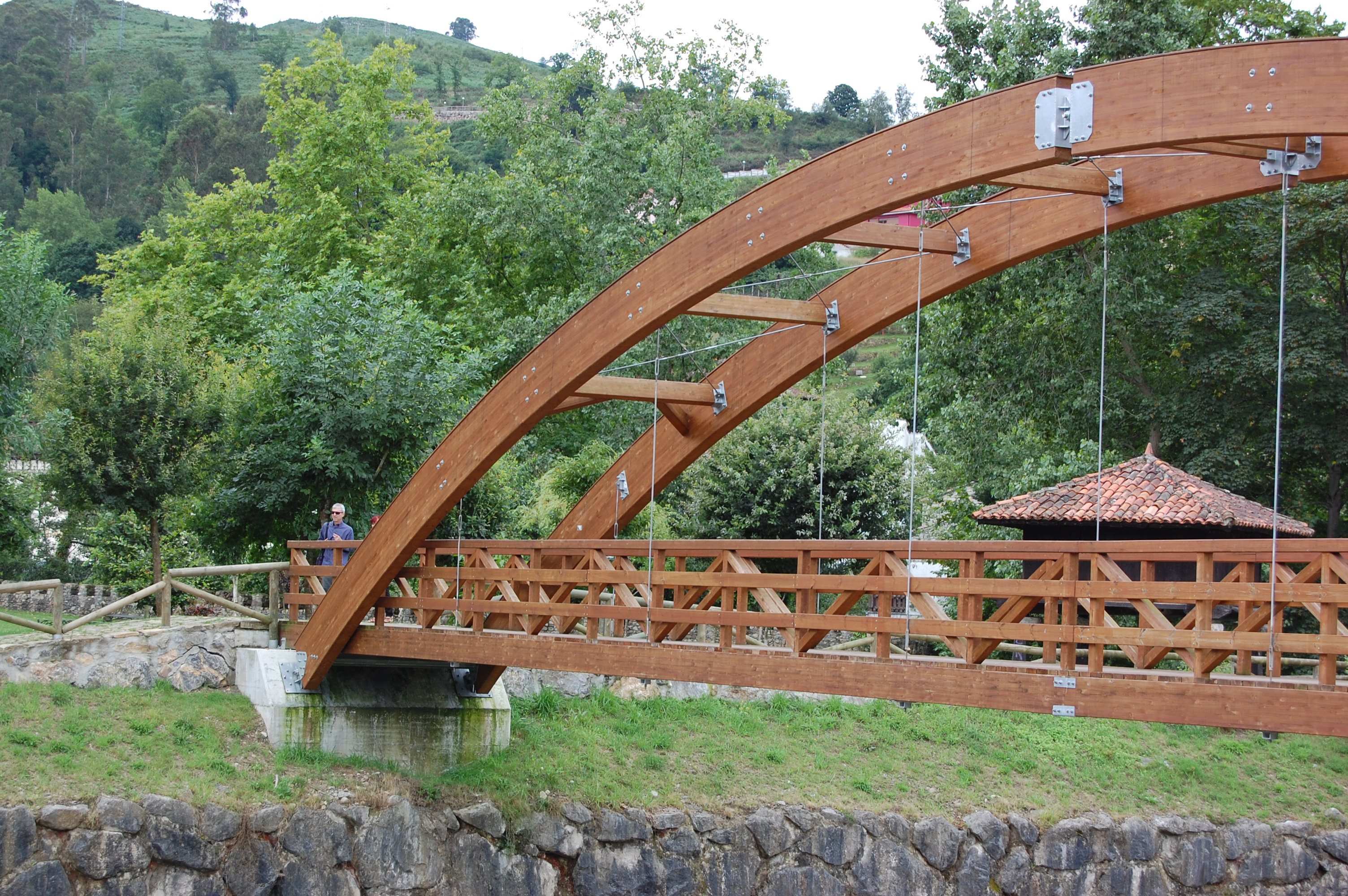 Foto general de puente colgante de madera en Cangas de Onís.