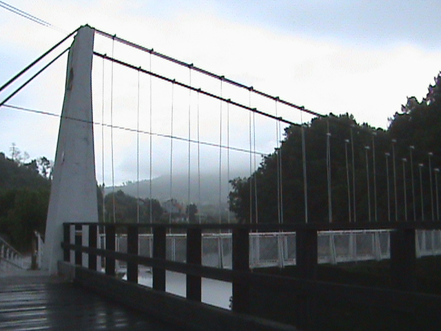 Foto de puente peatonal colgante en Leiro.
