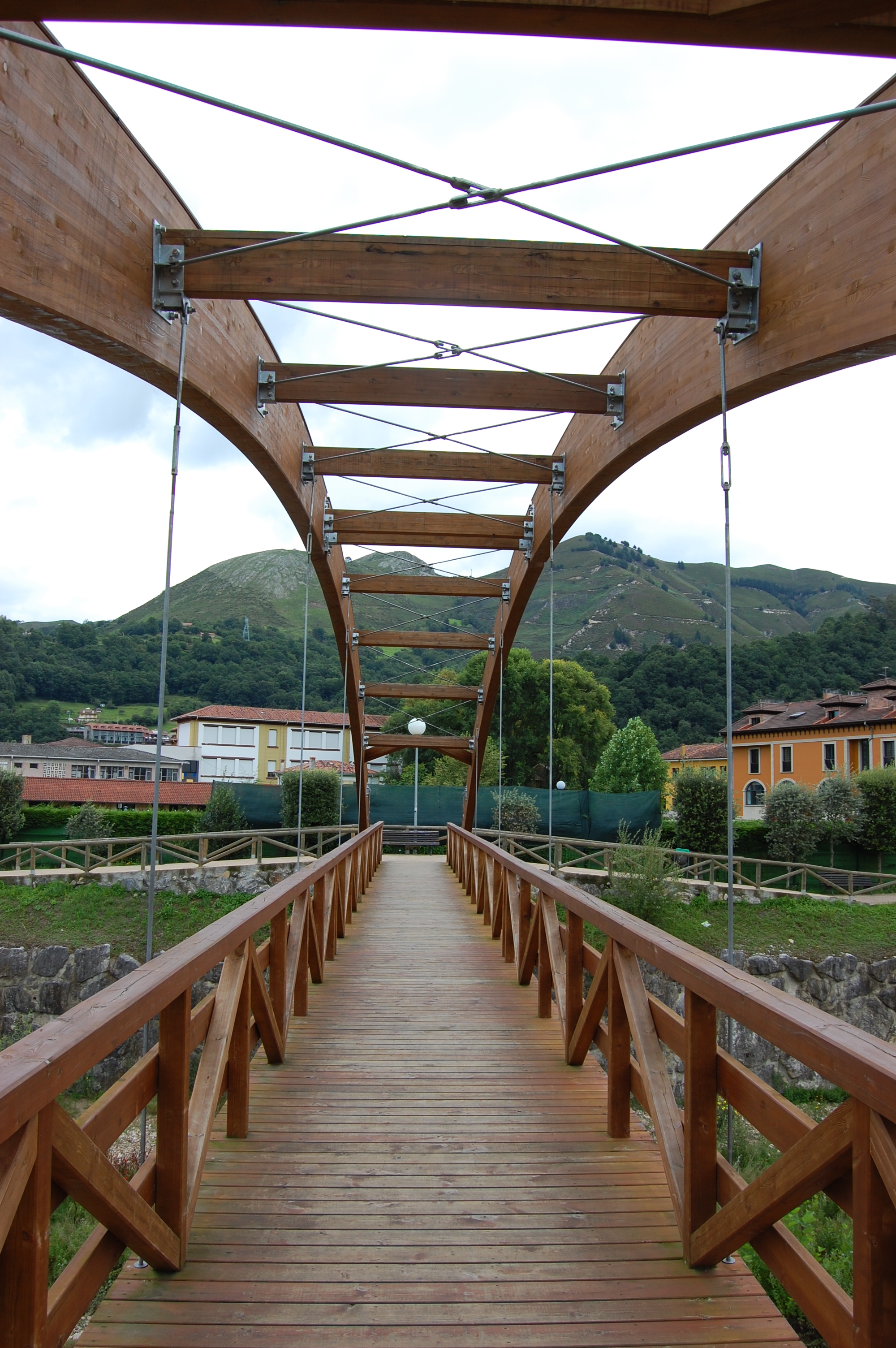 Foto de detalle de puente colgante de madera de Cangas de Onís.