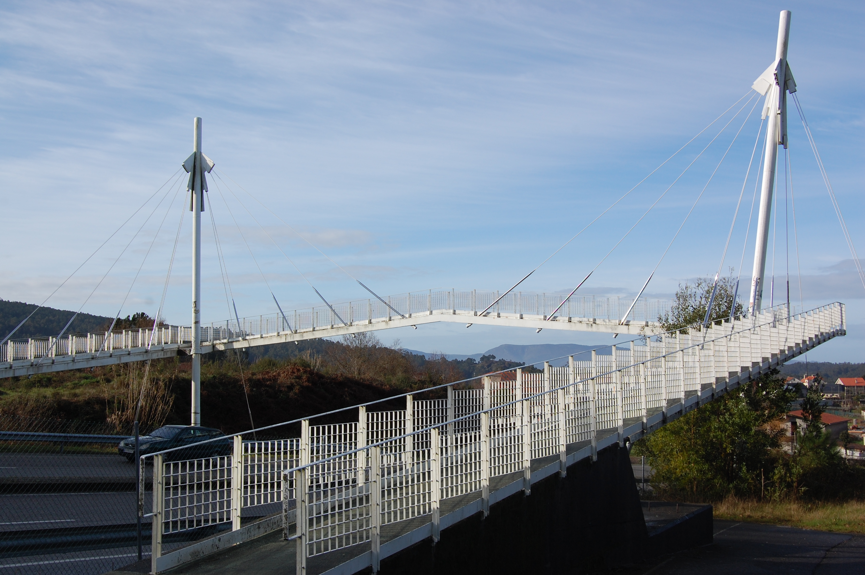 Foto del puente peatonal colgante sobre la carretera a la universidad en Valadares, Vigo.