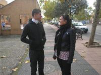 María y Lorenzo hablando en la puerta del Instituto.