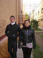 María y Lorenzo caminando juntos por la calle, camino del trabajo.
