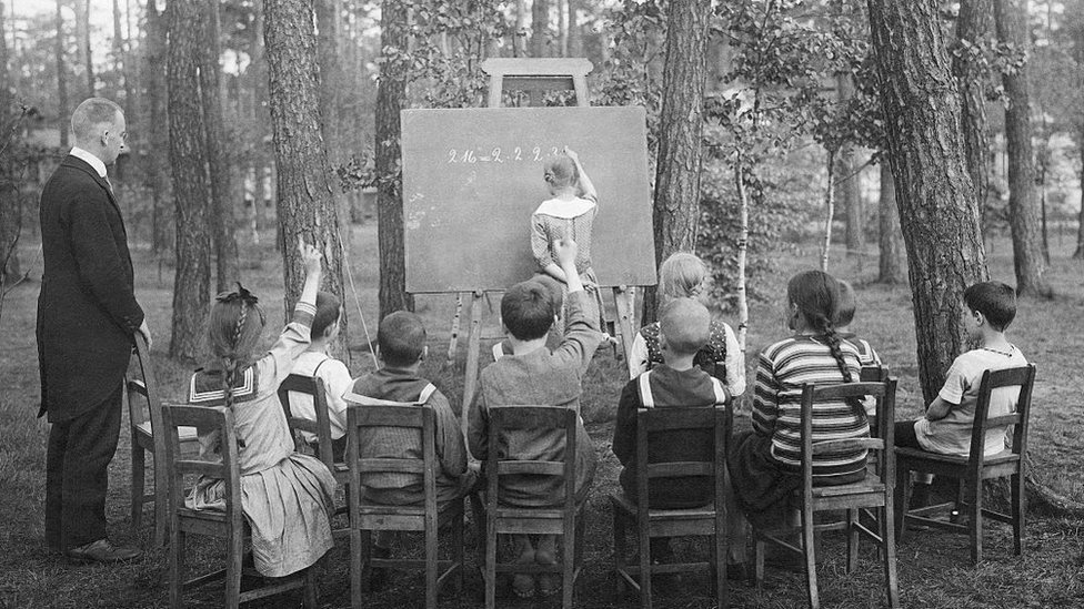 Clases al aire libre durante pandemia de tuberculosis, principios del siglo XX