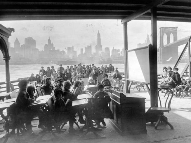 Clase al aire libre durante la pandemia de 1915 en Nueva York