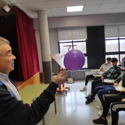 O globo máxico. Non estoupa pese a estar perforado.
