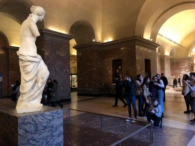 Fotografando á Venus de Milo no Louvre.
