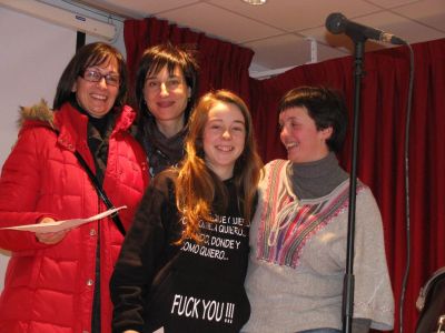 María, de 4º da ESO, recollendo o segundo premio, xunto coa súa titora e outras dúas señoras.
