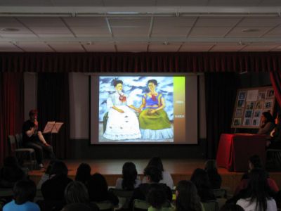 Naza, responsable da biblioteca, analiza a figura de Frida Khalo a través dunha das súas pinturas

