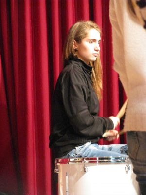 Tocando a batería con soltura profesional (alumna de 4º)
