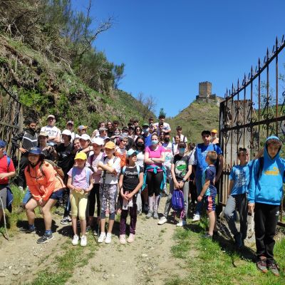 O grupo de alumnas e alumnos ao completo, na porta de acceso do Castelo de Doiras
