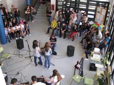 Cantantes de 3º da ESO co público da platea
