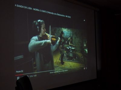 Proxección do vídeo do tema "Que morra o conto", do grupo feminino "A banda da loba".
