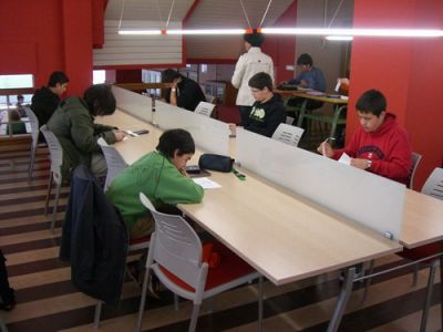 Olimpiada Matemáica, desenvolvemento das probas.
Na Biblioteca da Universidade Laboral de Vigo os participantes competindo na Olimpiada Matemática.
