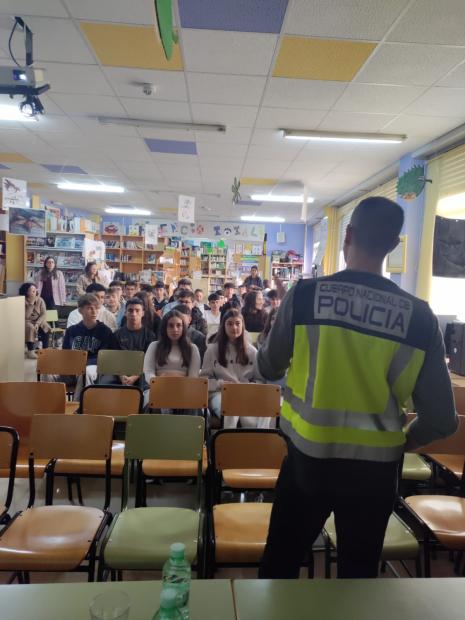 CHARLAMOS E ATENDEMOS Á POLICÍA