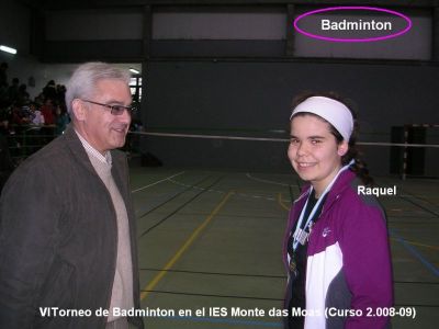 2.008-09 Badminton.Raquel Martínez campeona del VI torneo del IES Monte das Moas.Entrega el trofeo el profesor Otón.
