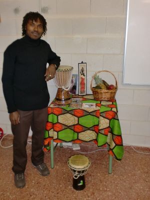Moïse con productos típicos de Camerún
