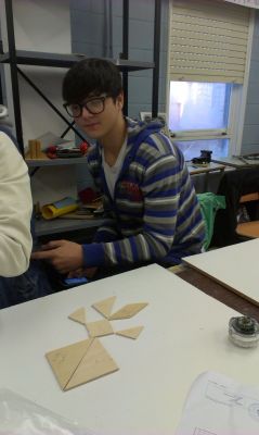 Aarón facendo figuras co seu tangram
