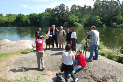 Entremés sobre a pesca no rio Minho.
O director dá unhas indicacións previas á rodaxe
