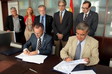 O conselleiro de Educación firmando o convenio co reitor da UNED. 