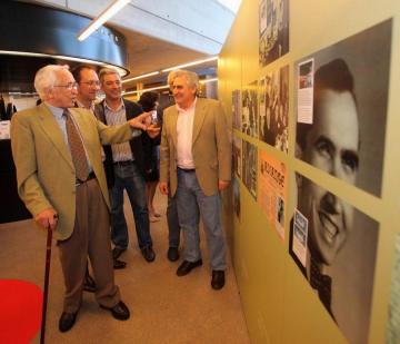 Inauguración da exposición sobre Neira Vilas na biblioteca Anxel Casal de Santia