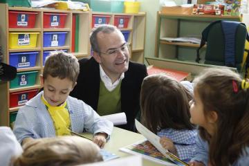 O conselleiro de Educación e Ordenación Universitaria, na visita ao CEIP Seis do